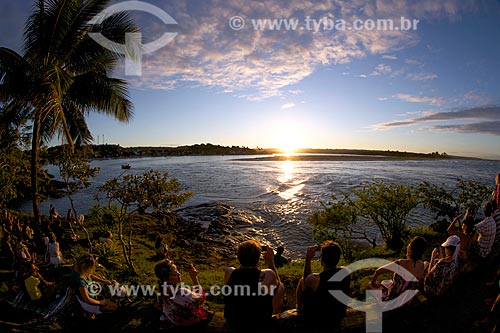  Turistas na Ponta do Xaréu observando o pôr do sol  - Itacaré - Bahia (BA) - Brasil