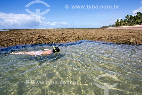  Banhista em piscina natural na praia de taipús de fora  - Maraú - Bahia (BA) - Brasil