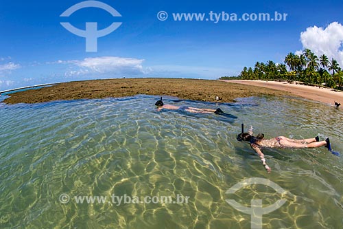  Banhistas em piscina natural na praia de taipús de fora  - Maraú - Bahia (BA) - Brasil