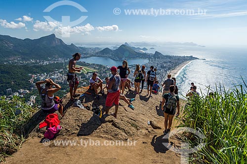  Grupo de pessoas no cume do Morro Dois Irmãos com o Cristo Redentor ao fundo  - Rio de Janeiro - Rio de Janeiro (RJ) - Brasil