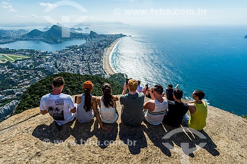  Grupo de pessoas no cume do Morro Dois Irmãos com o Cristo Redentor ao fundo  - Rio de Janeiro - Rio de Janeiro (RJ) - Brasil
