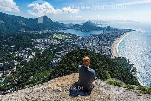  Homem no cume do Morro Dois Irmãos com o Cristo Redentor ao fundo  - Rio de Janeiro - Rio de Janeiro (RJ) - Brasil