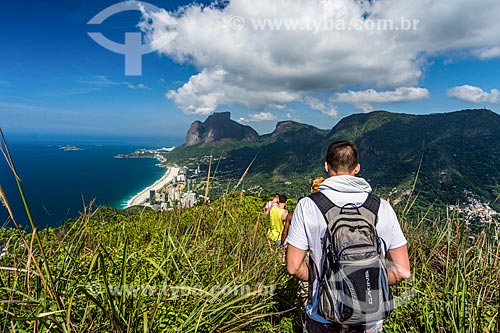  Trilha para o Morro Dois Irmãos com a Pedra da Gávea ao fundo  - Rio de Janeiro - Rio de Janeiro (RJ) - Brasil