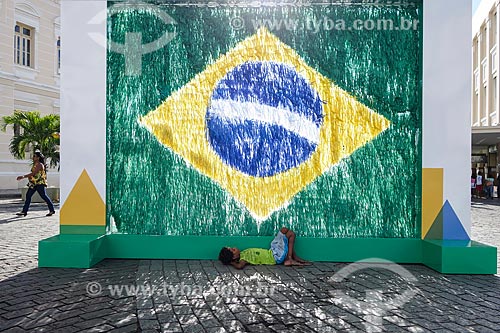  Menino de rua dormindo em frente à grafite da Bandeira do Brasil no Pelourinho  - Salvador - Bahia (BA) - Brasil