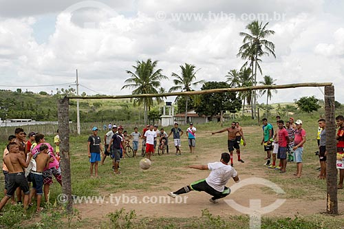  Homens jogando futebol na comunidade Barra das Antas  - Sapé - Paraíba (PB) - Brasil