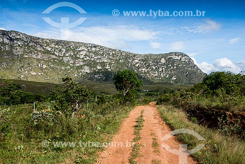  Estrada de terra com montanhas ao fundo  - Santana do Riacho - Minas Gerais (MG) - Brasil