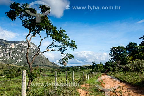  Estrada de terra com montanhas ao fundo  - Santana do Riacho - Minas Gerais (MG) - Brasil