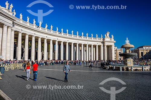  Turistas na Piazza San Pietro (Praça de São Pedro)  - Cidade do Vaticano - Província de Roma - Itália