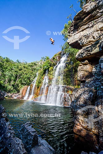  Homem saltando da Cachoeira Almécegas I no Parque Nacional da Chapada dos Veadeiros  - Alto Paraíso de Goiás - Goiás (GO) - Brasil