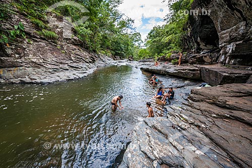  Banhistas na Cachoeira Morada do Sol no Parque Nacional da Chapada dos Veadeiros  - Alto Paraíso de Goiás - Goiás (GO) - Brasil