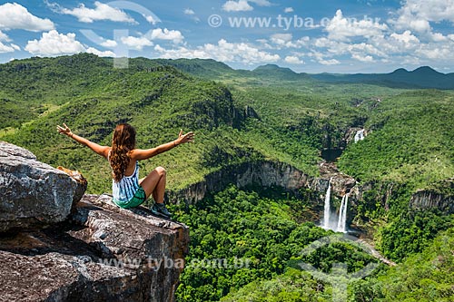  Mulher observando a paisagem a partir do Mirante da Janela com a Cachoeira dos Saltos ao fundo  - Alto Paraíso de Goiás - Goiás (GO) - Brasil
