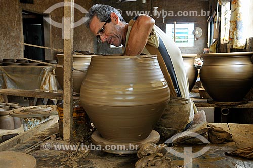  Artesão Nedson José Romão Correa moldando um vaso  - Barra Bonita - São Paulo (SP) - Brasil