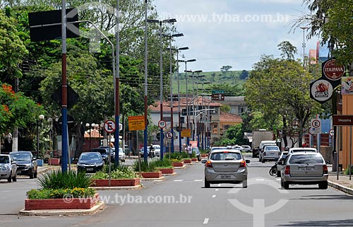  Carros na Avenida Pedro Ometto  - Barra Bonita - São Paulo (SP) - Brasil