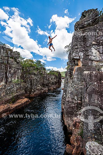  Homem saltando do Cânion 2 no Parque Nacional da Chapada dos Veadeiros  - Alto Paraíso de Goiás - Goiás (GO) - Brasil