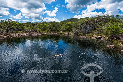  Mulher nadando no Rio Negro próximo ao Cânion 2 no Parque Nacional da Chapada dos Veadeiros  - Alto Paraíso de Goiás - Goiás (GO) - Brasil