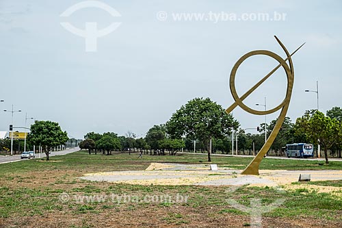  Escultura no fim da Avenida Teotônio Segurado - considerada a mais longa avenida em linha reta do Brasil  - Palmas - Tocantins (TO) - Brasil