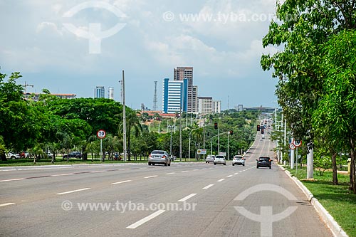  Tráfego na Avenida Teotônio Segurado - considerada a mais longa avenida em linha reta do Brasil  - Palmas - Tocantins (TO) - Brasil