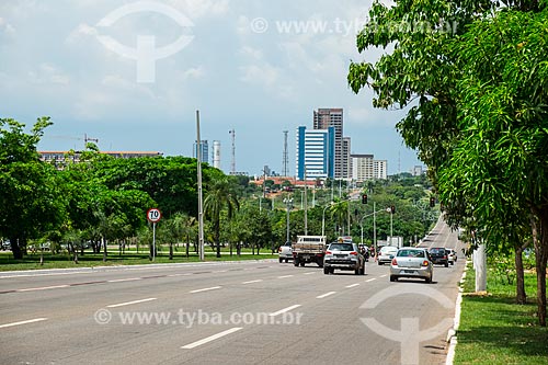  Tráfego na Avenida Teotônio Segurado - considerada a mais longa avenida em linha reta do Brasil  - Palmas - Tocantins (TO) - Brasil