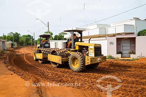  Rolo compactador em canteiro de obras para instalação de saneamento e pavimentação de rua na quadra 307 Sul  - Palmas - Tocantins (TO) - Brasil