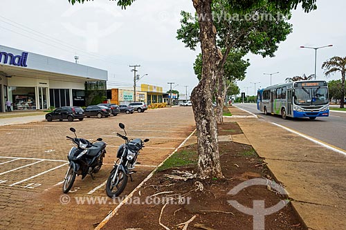  Motocicletas estacionadas às margens da Avenida LO 01  - Palmas - Tocantins (TO) - Brasil