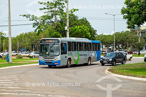  Ônibus contornando rotatória no centro da cidade  - Palmas - Tocantins (TO) - Brasil