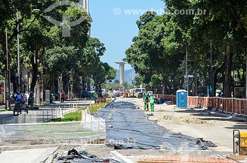  Obras para implantação do VLT (Veículo Leve Sobre Trilhos) na Avenida Rio Branco com o Monumento aos Mortos da Segunda Guerra Mundial - Monumento aos Pracinhas ao fundo  - Rio de Janeiro - Rio de Janeiro (RJ) - Brasil