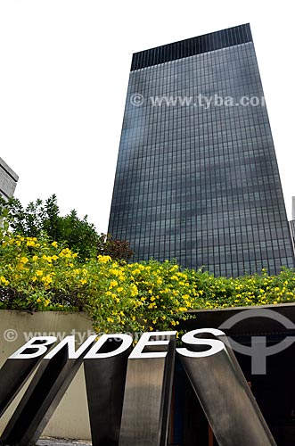  Logotipo com o edifício sede do Banco Nacional de Desenvolvimento Econômico e Social (BNDES) ao fundo  - Rio de Janeiro - Rio de Janeiro (RJ) - Brasil