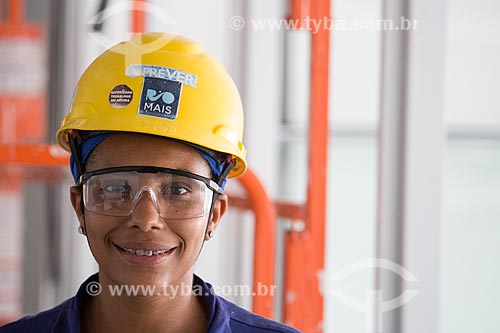 Operária trabalhando na construção do Parque Olímpico Rio 2016  - Rio de Janeiro - Rio de Janeiro (RJ) - Brasil