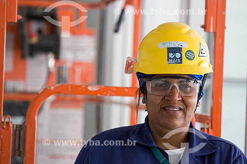  Operária trabalhando na construção do Parque Olímpico Rio 2016  - Rio de Janeiro - Rio de Janeiro (RJ) - Brasil