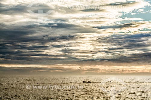  Barcos na Praia da Armação do Pântano do Sul durante o amanhecer  - Florianópolis - Santa Catarina (SC) - Brasil