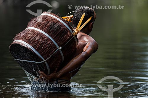  Homem carregando piaçava (Attalea funifera) pelo Rio Negro  - Barcelos - Amazonas (AM) - Brasil