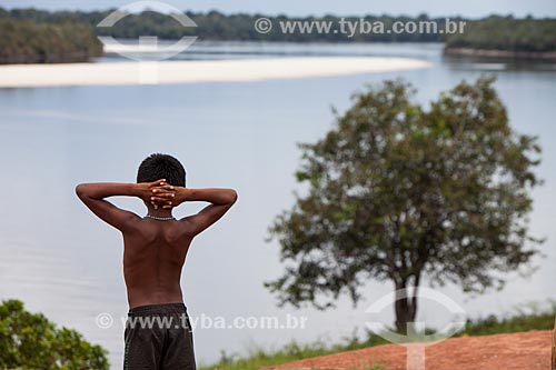  Criança ribeirinha observando o Rio Negro  - Barcelos - Amazonas (AM) - Brasil