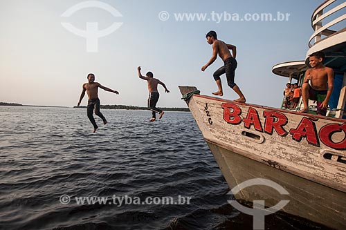  Criança ribeirinha mergulhando no Rio Negro  - Barcelos - Amazonas (AM) - Brasil