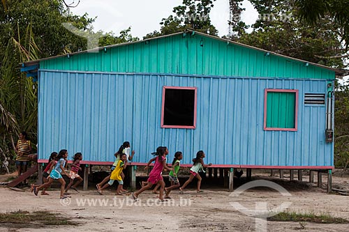  Crianças brincando em comunidade ribeirinha às margens do Rio Negro  - Barcelos - Amazonas (AM) - Brasil