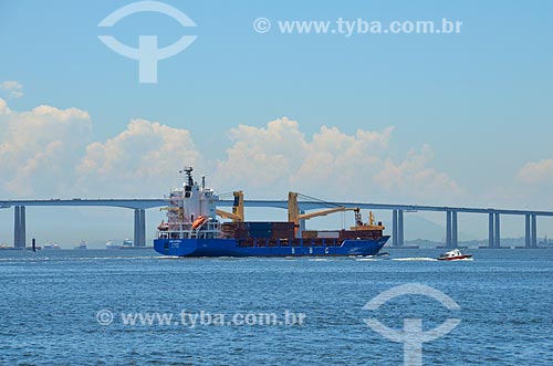  Navio cargueiro na Baía de Guanabara com a Ponte Rio-Niterói ao fundo  - Rio de Janeiro - Rio de Janeiro (RJ) - Brasil