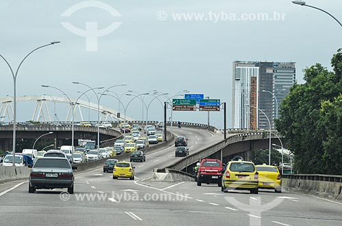  Tráfego no Viaduto Engenheiro Freyssinet (1974) - também conhecido como Viaduto da Paulo de Frontin  - Rio de Janeiro - Rio de Janeiro (RJ) - Brasil
