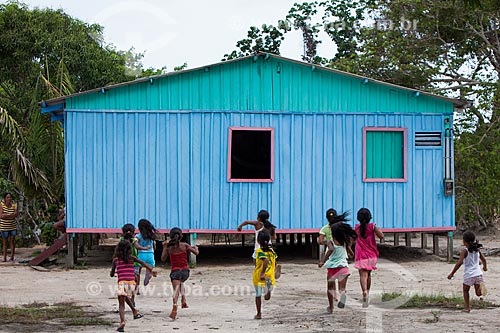  Crianças brincando em comunidade ribeirinha às margens do Rio Negro  - Barcelos - Amazonas (AM) - Brasil