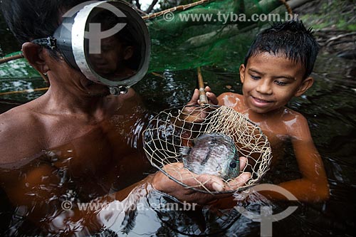  Detalhe de ribeirinhos pescando Acará-Disco Hekel (Symphysodon discus) no Rio Negro  - Barcelos - Amazonas (AM) - Brasil