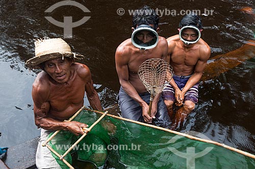  Detalhe de ribeirinhos pescando Acará-Bandeira (Pterophyllum scalare) no Rio Negro  - Barcelos - Amazonas (AM) - Brasil