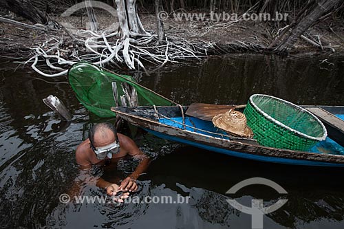  Ribeirinho pescando no Rio Negro  - Barcelos - Amazonas (AM) - Brasil