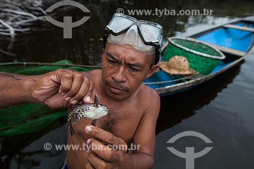  Ribeirinho pescando no Rio Negro  - Barcelos - Amazonas (AM) - Brasil