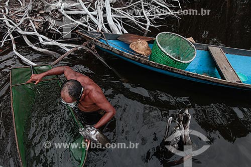  Ribeirinho pescando no Rio Negro  - Barcelos - Amazonas (AM) - Brasil