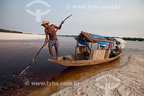  Ribeirinho no Rio Negro  - Barcelos - Amazonas (AM) - Brasil