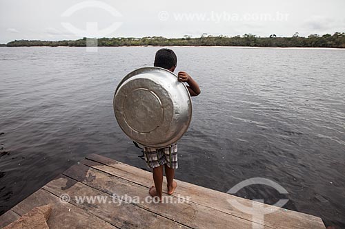  Criança ribeirinha observando o Rio Negro  - Barcelos - Amazonas (AM) - Brasil