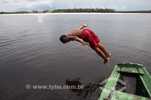 Criança ribeirinha mergulhando no Rio Negro  - Barcelos - Amazonas (AM) - Brasil