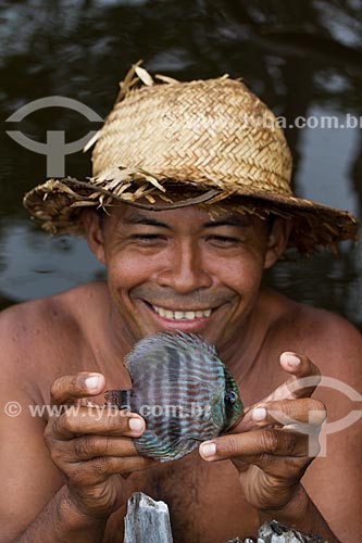  Ribeirinho pescando Acará-Disco Hekel (Symphysodon discus) no Rio Negro  - Barcelos - Amazonas (AM) - Brasil