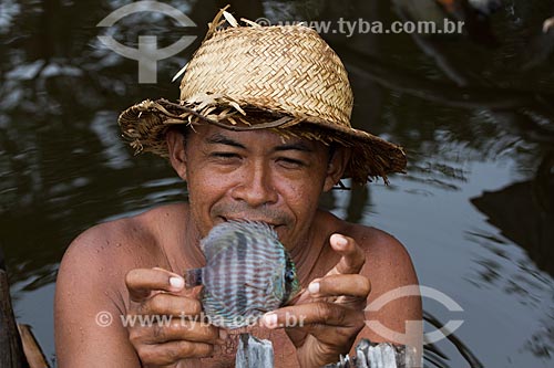  Ribeirinho pescando Acará-Disco Hekel (Symphysodon discus) no Rio Negro  - Barcelos - Amazonas (AM) - Brasil