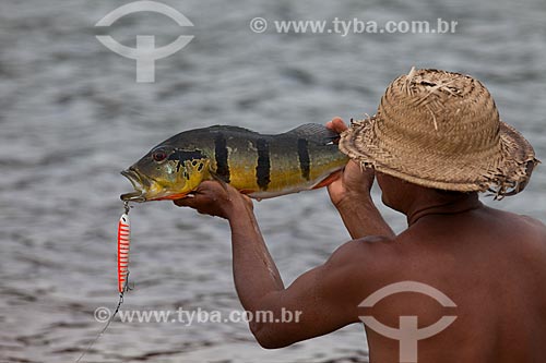  Ribeirinho pescando Tucunaré (Cichla ocellaris) no Rio Negro  - Barcelos - Amazonas (AM) - Brasil