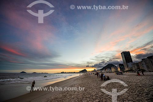  Vista do anoitecer na orla da Praia do Leme  - Rio de Janeiro - Rio de Janeiro (RJ) - Brasil