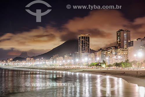  Vista do anoitecer na orla da Praia do Leme  - Rio de Janeiro - Rio de Janeiro (RJ) - Brasil